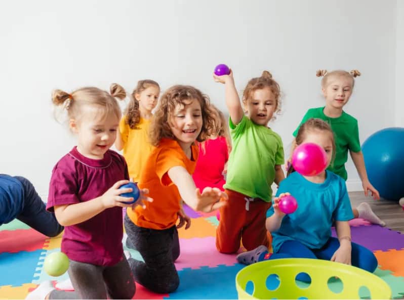 Zabawy integracyjne z piłką, które rozwijają dziecięce umiejętności