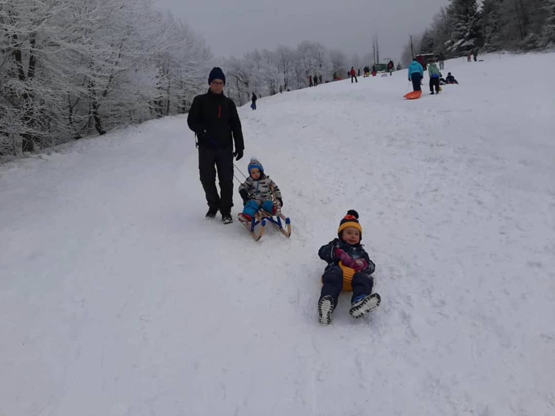 Gdzie na sanki z dzieckiem w Dolnośląskiem? Najlepsze miejsca dla rodzin