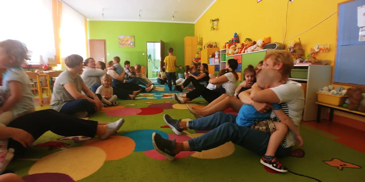 Proste zabawy integracyjne z rodzicami w przedszkolu – buduj relacje i dobrą atmosferę