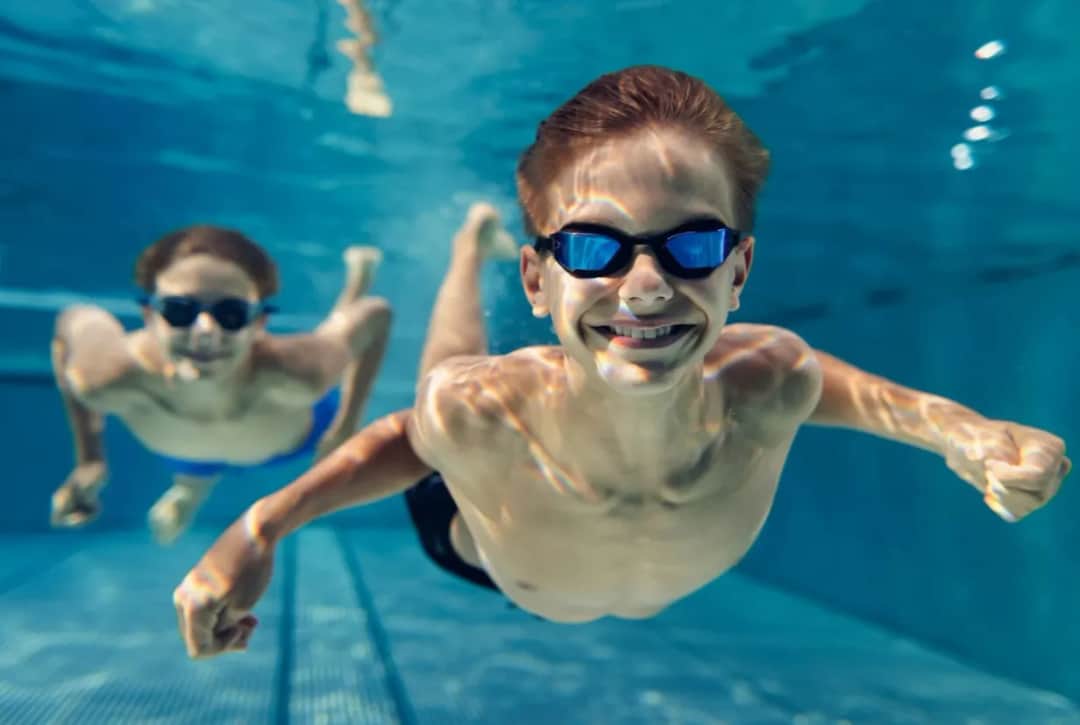 Wybór kąpielówek chłopięcych - kompleksowy przewodnik dla rodziców młodych pływaków