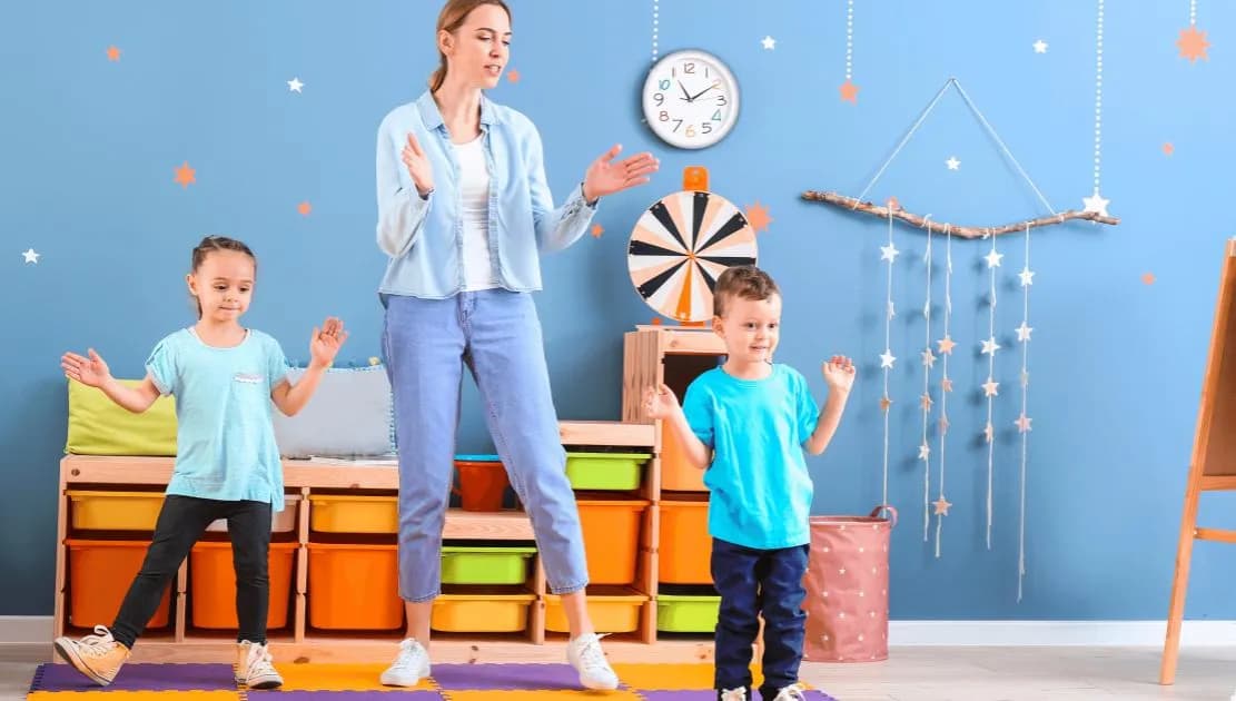 Ile zarabia opiekunka do 3 dzieci? Zaskakujące fakty o wynagrodzeniach