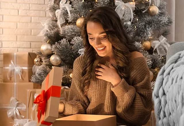 Co kupić swojej dziewczynie pod choinkę? Pomysły na wyjątkowe prezenty, które ją zachwycą