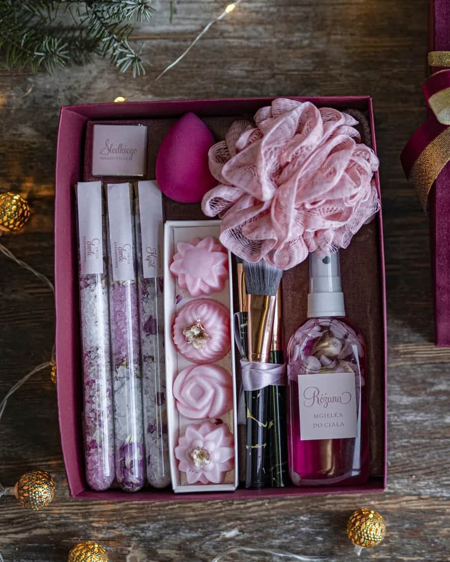 Najlepsze pomysły na prezent dla mamy pod choinkę, które ją zachwycą