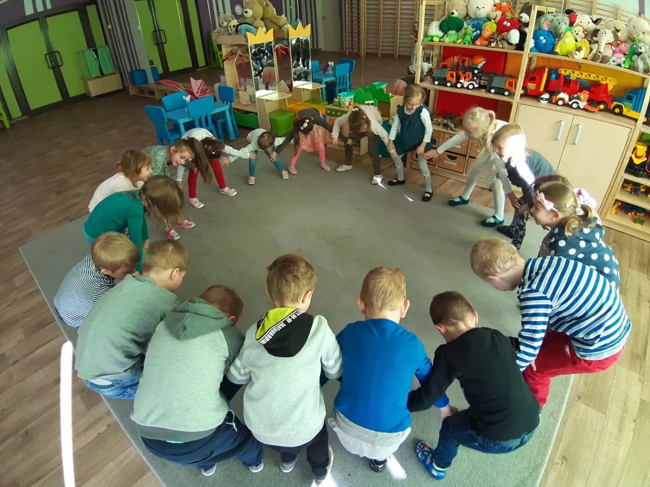 Zabawy integracyjne w przedszkolu – proste pomysły na budowanie relacji w grupie