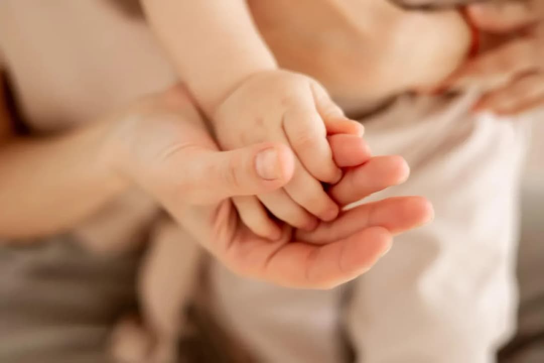 Znaczenie dotyku w rozwoju dziecka: jak brak wpływa na emocje i więzi